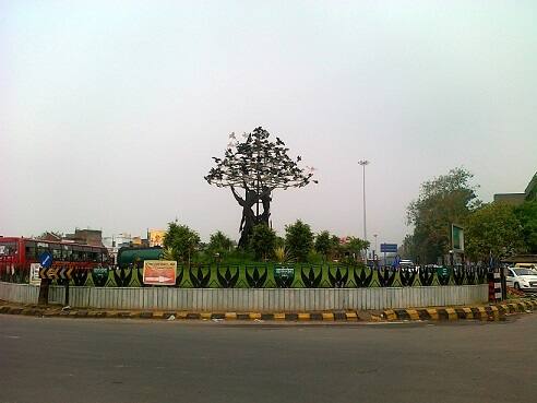 તેમણે આક્ષેપ કર્યો છે કે શુક્રવારે રેણુદેવી ઘરમાં હતા ત્યારે હીરાવતી તેમના ઘરમાં આવી હતી અને ‘તુ મારા પતિ સાથે કેમ સૂએ છે? એમ કહી ધમકાવી હતી. હીરાવતીએ રેણુદેવી પર પોતાના પતિ સાથે સેક્સ સબંધોનો આક્ષેપ મૂક્યો હતો.