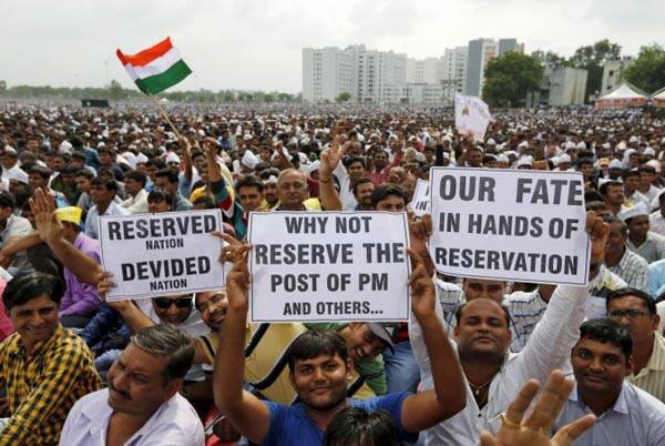 હાર્દિકના નામે કરાયેલી 25 પાનાની આ અરજીમાં પાટીદાર સમાજને કેમ સર્વે કર્યા સિવાય સીધી અનામત આપવી તેના આધાર-પુરાવા પણ જોડવામાં આવશે. હાર્દિક પટેલના નામથી પાસના 20 જેટલા કન્વીનરો દ્વારા આ અરજી આપવામાં આવશે. અગાઉ ગુજરાત સરકારે આ દિશામાં હિલચાલ શરૂ કરી હતી. પરંતુ એ પછી કોઈ પગલું ભરાયું નહોતું.