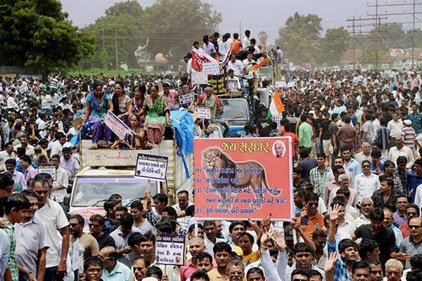 ગુજરાત સરકારે પાટીદાર સહિતના સવર્ણોને આર્થિક રીતે પછાત વર્ગ(ઇબીસી)માં ગણીને દસ ટકા અનામત આપવાની જાહેરાત કરી હતી. પણ તે અંગેનો વટહૂકમ પણ હવે રદ થઈ ગયો છે. આ સંદર્ભમાં પાટીદારો દ્વારા ઓબીસી સ્ટેટસની માગણી સાથે અનામતની માગ ફરી બુલંદ કરાઈ રહી છે. આ ઘટના રાજકીય અત્યંત મહત્વની છે.
