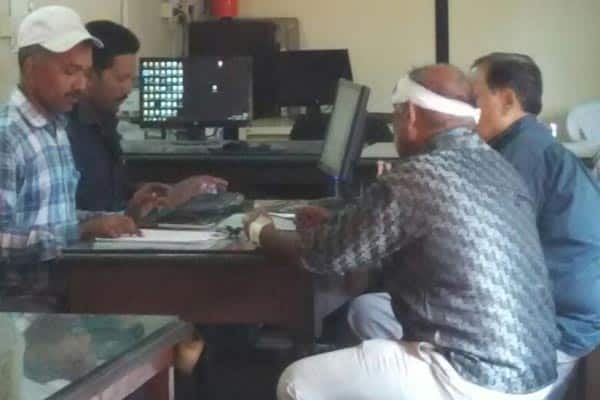 પાલડી વિસ્તારમાં આજે બનેલી લૂંટની ઘટનાએ શહેર પોલીસનું નાક કાપી નાખ્યું છે. દિવાળી સમયે પોલીસ કમિશ્નરની કડક સૂચના હોવા છતાંય સ્થાનિક પોલીસ સ્ટેશનના અધિકારીઓ માટે સૂચના માત્ર કાગળ પરની જ સૂચના રહી ગઈ હોય તેવું લાગી રહ્યું છે. અમદાવાદમાં નવા શહેર પોલીસ કમિશ્નરની નિયુક્તિ બાદ અમદાવાદ ક્રાઈમ બ્રાન્ચમાં કમિશ્નરે લગભગ ચાર કલાક સુધી મીટીંગ કરી હતી અને વણઉકેલાયેલા ગુના વિશેની જાણકારી મેળવી હતી અને જરૂરી માર્ગદર્શન પૂરું પાડ્યું હતું. પરંતુ આ કમિશ્નરનું આ જરૂરી માર્ગદર્શન પણ પોલીસ અધિકારીઓ માટે જરૂરી સાબિત નથી રહ્યું.