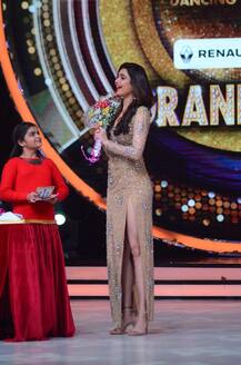 PICS: ઝલક દિખલા જાના સેટ પર પહોંચી કરિશ્મા તન્ના, ગોલ્ડન ડ્રેસમાં લાગી ગોર્જિયસ 