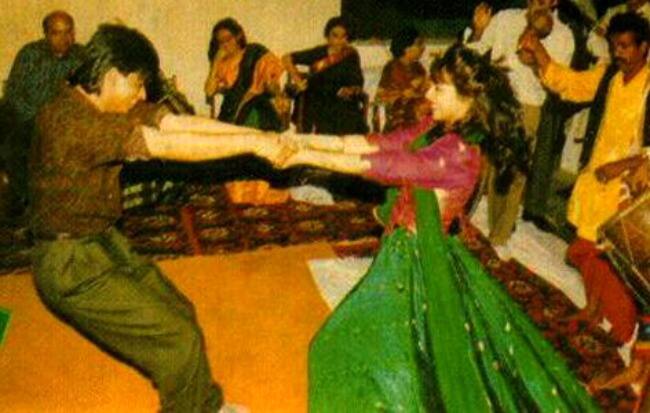 કોર્ટશીપ દરમિયાન શાહરૂખ પોતાની કોઈ ફ્રેન્ડ પાસે ગૌરીના ઘરે ફોન કરાવતો હતો. ગૌરીના ઘરે જે કોઈ ફોન ઉપાડે, તેને શાહરૂખની ફ્રેન્ડ પોતાનું નામ શાહીન જણાવતી હતી. શાહીન કોડવર્ડ સાંભળી ગૌરી સમજી જતી હતી કે, શાહરૂખે ફોન કર્યા છે. આમ ગૌરીના ઘરે કોઈ શંકા પણ થતી નહોતી, અને શાહરૂખ લાંબા સમય સુધી ગૌરી સાથે વાતો કરતો હતો. 