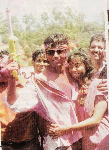 શાહરૂખ અને ગૌરી તો પોતાના પ્રેમને લગ્નમાં બદલવા તૈયાર હતા. પણ બંનેનાં ધર્મ અલગ હોવાના કારણે પરિવારજનોને વાંધો હતો.