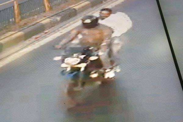 રતનપોળમાં આવેલી માધવલાલ મગનલાલ પટેલ આંગડિયા પેઢીમાં મુકેશભાઇ સોમાભાઇ પટેલ (ઉં.વ.૪પ, રહે. બલોલ ગામ) નોકરી કરે છે. આજે વહેલી સવારે ૭ વાગ્યે મુકેશભાઇ રતનપોળની ઓફિસથી બે થેલા લઇને આંગડિયાની જ બોલેરો ગાડીમાં બેસી પાલડી એસટી બસના બસસ્ટેન્ડ પર ઊતર્યા હતા. તેમને બસમાં બેસીને મહેસાણા જવાનું હતું. દરમિયાન બાઇક લઇને અગાઉથી ઊભેલા બે શખ્સોએ મુકેશભાઇ પાસે રહેલા બે થેલા છીનવ્યા હતા.