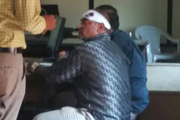 લૂંટારુઓ અને મુકેશભાઇ વચ્ચે ઝપાઝપી થઇ હતી. આ ઝપાઝપી દરમિયાન લૂંટારુઓએ છરી કાઢી મુકેશભાઇને મારી દીધી હતી. છરી વાગતાં હાથમાંથી થેલા છૂટી ગયા હતા. આ તકનો લાભ લઈ લૂંટારુઓ બાઇક લઇ પાલડી સર્કલ તરફ નાસી ગયા હતા. આ લૂંટના ગુનાને ઉકેલવા માટે અમદાવાદ ક્રાઇમ બ્રાંચે સાત ટીમ બનાવીને તપાસ શરૂ કરી છે.