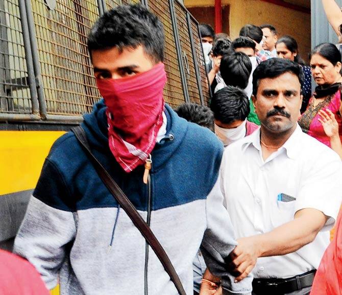 આ કૌભાંડીઓ નાગરિકોને કોલ કરતા હતા અને ડરાવીને અથવા તો ધમકી આપીને પૈસા બેન્કમાં જમા કરાવવાનું કહેતા હતા. આ માટે તેમણે વિલિયમ કાઉન્ટીમાં ખાતું ખોલાવ્યું હતું. ધમકીભર્યા ફોન પછી લોકો તેમના એકાઉન્ટમાં પૈસા ટ્રાન્સફર કરી દેતા હતા. 