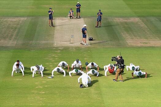 ઉલ્લેખનીય છેકે, ચાલુ વર્ષે જુલાઈમાં ઇંગ્લેન્ડ વિરૂદ્ધ પ્રથમ ટેસ્ટ મેચમાં સેન્ચુરી લગાવ્યા બાદ કેપ્ટન મિસ્બાહ ઉલ હકે પ્રથમ વખત આ રીતે પુશ-અપ કર્યા હતા. ત્યાર બાદ ટીમના તમામ ખેલાડીઓએ લોર્ડ્સમાં થયેલ ટેસ્ટ મેચમાં જીત મેળવ્યા બાદ આ રીતે પુશ-અપ કર્યા હતા.