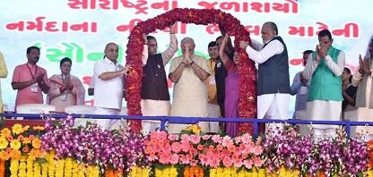 સૌરાષ્ટ્રની પીએમ મોદીની આ બીજી મુલાકાત હશે. તાજેતરમાં તેઓ સૌની યોજના અંતર્ગત જામનગરના સણોસરા ગામે આવ્યા હતા. મોદીની ૯મી નવેમ્બરની જુનાગઢની મુલાકાતથી જુનાગઢ, ગીર સોમનાથ, અમરેલી અને પોરબંદર જિલ્લામાં ભાજપ એકમમાં નવુ જોમ આવશે અને પક્ષ વધુ મજબુત બનશે. મહત્વની વાત એ છે કે એ વખતે જ ગીરનારની લીલી પરિક્રમાં પણ યોજાઇ રહી છે. આ લીલી યાત્રામાં સમગ્ર રાજયમાંથી લાખોની સંખ્યામાં ભાવિકો જુનાગઢ આવતા હોય છે. ગાંધીનગર સ્થિત સુત્રોના જણાવ્યા પ્રમાણે જુનાગઢ વિસ્તારમાં ભાજપની સ્થિતિ મજબુત કરવા માટે મોદીએ આ પ્રસંગની પસંદગી કરી છે.