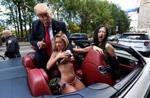 બિકીની ગર્લ્સ સાથે આ અંદાજમાં જોવા મળ્યા \'ડોનાલ્ડ ટ્રમ્પ\'