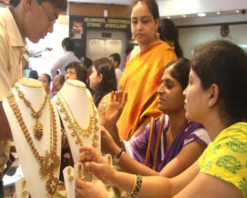 અમદાવાદઃ શુક્રવારે ધનતેરસના દિવસે સોનાના ભાવમાં 500 રૂપિયાનો વધારો થયો હતો. સોનાના 10 ગ્રામનો ભાવ 35,000 રૂપિયા થઇ ગયો છે. ગયા અઠવાડિયે સોનાનો ભાવ 30,000 રૂપિયા હતો. ધનતેરસના દિવસે જ્વેલર્સને સારો ધંધો થવાની આશા છે. ધનતેરસના દિવસે અંદાજે 250 કિલો સોનું વેચાવાની શક્યતા જ્વેલર્સ દ્વારા વ્યક્ત કરવામાં આવી છે.