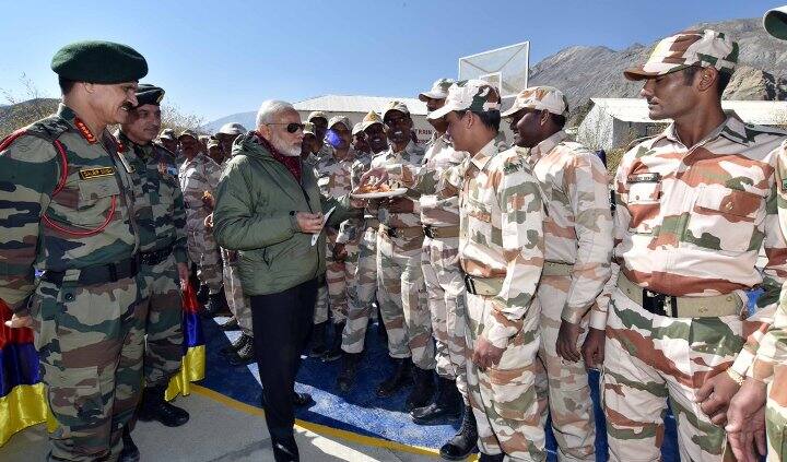 પીએમ અંદાજે એક કલાક સુધી જવાનો સાથે રહ્યા. આ દરમિયાન ભારત માતાની જય-જયકારના નારા પણ લાગ્યા.