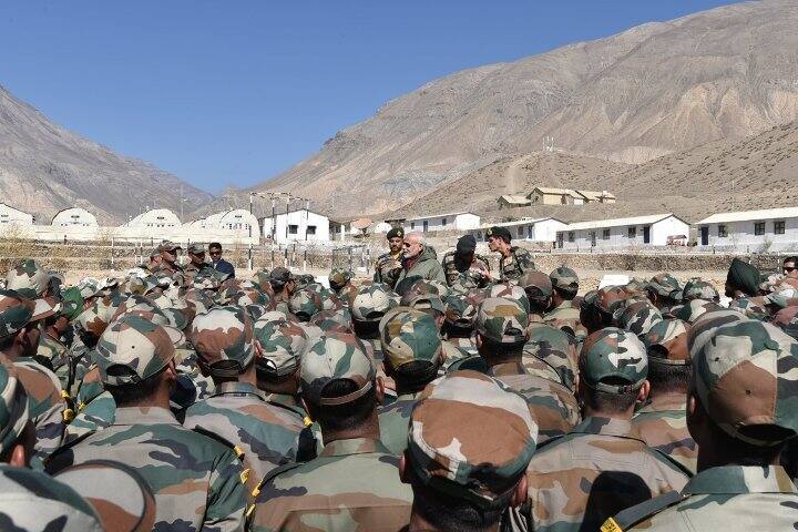 મોદી પ્રધાનમંત્રી બન્યા બાદ પોતાની વિતેલા બન્ને દિવાળી સેનાના જવાનોની સાથે સરહદ પર મનાવી ચૂક્યા છે.