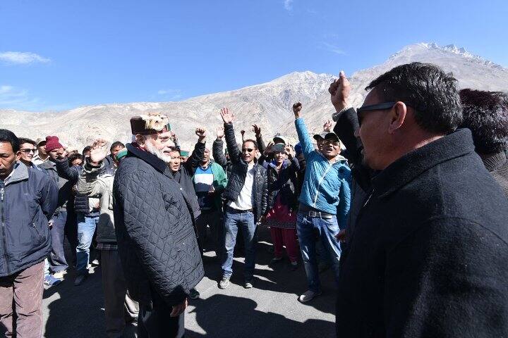 પ્રધાનમંત્રીએ વિતેલા વર્ષે દિવાળી અમૃતસરના ખાલાસ સ્થિત ડોગરાઈ વોર મેમોરિયલમાં મનાવી હતી. જ્યારે 2014ની દિવાળી સિયાચિનમાં સૈનિકોની સાથે ઉજવી હતી.