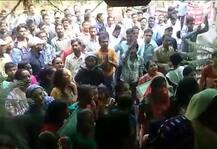 અ\'વાદ: મેયર માટે આજે સવારે નૂતન વર્ષ બગડ્યુ, AMTS કર્મચારીઓએ મેયરના ઘરની બહાર કર્યા દેખાવો