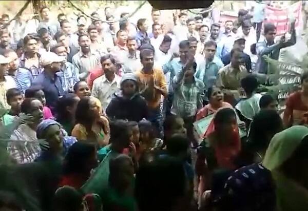 લગભગ 500 જેટલાં કર્મચારીઓએ મેયરના ઘરની બહાર સૂત્રોચ્ચાર કર્યા હતા અને તેમના ઘરની બહાર લાગેલા પોસ્ટર્સ ફાડી નાંખ્યા હતા. ઉપરાંત તમામ કર્મચારીઓએ મ્યુ. કમિશનરના ઘરની બહાર પણ દેખાવો કર્યા હતા.