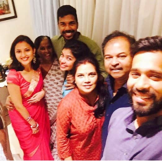 ઝડપી બોલર વરુણ એરોને પરિવારજનો સાથે આમ કર્યું દિવાળીનું સેલિબ્રેશન.