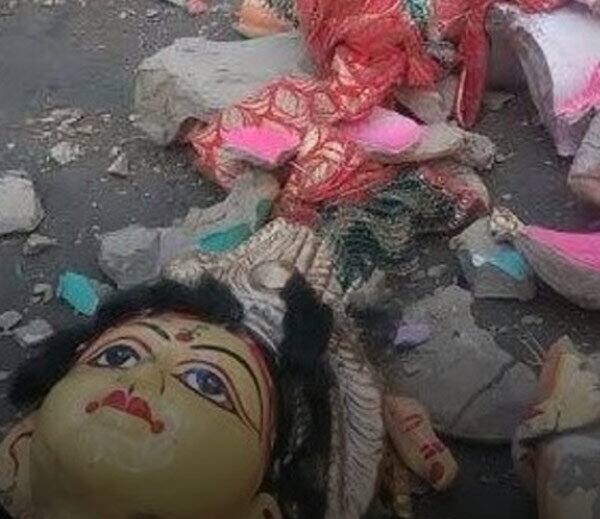 ઢાકાઃ બાંગ્લાદેશમાં હિંદુઓના 15 મંદિરમાં કટ્ટરવાદીઓ દ્વાર તોડફોડકરી દેવી દેવતાઓની મુર્તિઓને ખંડિત કરવામાં આવી હતી. કથિત રીતે ફેસબુક પર પોસ્ટ બાદ આ હિંસા ભડકી હતી. જેમા હિંદુઓના 200 જેટલા ઘરોમાં લૂંટફાટ મચાવવામાં આવી હતી. આ ઘટના બાદ બાંગ્લાદેશમાં હિંદુઓમાં ભયનો માહોલ ફેલાય છે.