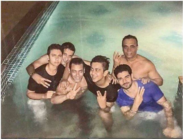 આ તસવીર સોશિયલ મીડિયા પર જોવા મળી છે. 