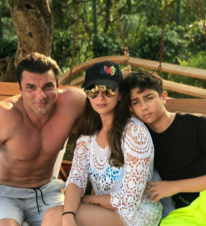 સોહેલ ખાન પત્ની સીમાની સાથે તહેવારની ઉજવણી કરી રહ્યા છે. 