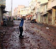 આણંદના ખંભાતમાં બે જૂથ વચ્ચે પથ્થરમારો, ઘર-દુકાનો સળગાવાયા