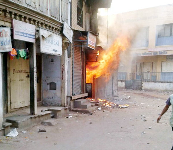 આણંદના ખંભાતમાં બે જૂથ વચ્ચે પથ્થરમારો, ઘર-દુકાનો સળગાવાયા