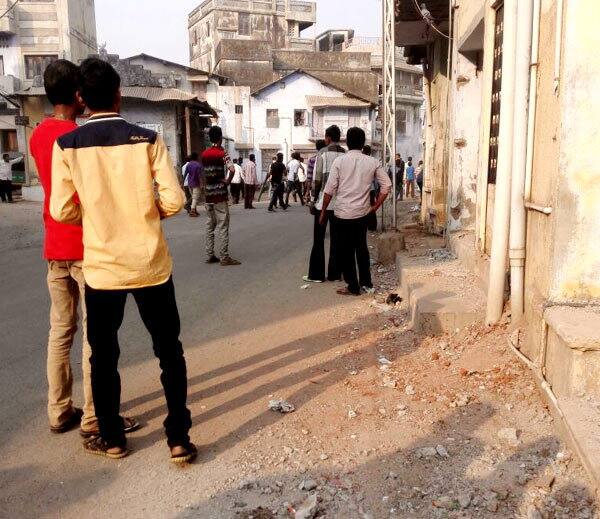 આ ઘટના અંગે રેન્જ આઈજીએ જણાવ્યું કે, ભાઈ બીજના દિવસે સાંજે આ ઘટના બની છે, એક ટેમ્પો અને છકડા વચ્ચે અકસ્માતને પગલે આ ઘટના બની હતી, જે બાદ બે જુથ વચ્ચે પથ્થપરમારો થયો હતો, બાદમાં કેટલીક દુકાનો-વાહનો પણ સળગાવવામાં આવ્યા હતા.