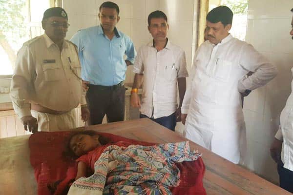 7 Year Old Girl Died After Attack Of Leopard સુરતઃ માંગરોળમાં 7 વર્ષની બાળકીનું દીપડાની હુમલાથી મોત, વનમંત્રીએ લીધી પરિવારની મુલાકાત