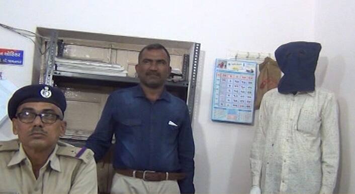 પરંતુ વેજાણંદને શંકા ગઈ કે તેની પત્ની સતી અને દેવશી વચ્ચે કંઈક રંધાઈ રહ્યું છે જેના કારણે બન્ને પત્ની-પત્ની વચ્ચે ઝઘડા પણ થતા. આ વાતનો ખાર રાખી ને જ વેજાણંદે આભા ભાઈ પર હુમલો કર્યો હતો.