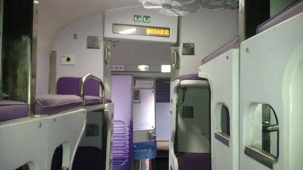 રેલવે અનુસાર હમસફર ટ્રેનની સીટો અન્‍ય રેલગાડીઓની સરખામણીએ વધુ આરામદાયક હશે. આ સીટમાં વધારે સારી ગાદી બનાવી છે. તેમજ ઉપરની બર્થ માટે વધુ આરામદાયક હેડરેસ્‍ટ રહેશે.
