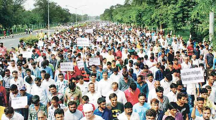 દિનેશ બાંભણીયાએ વધુમાં જણાવ્યું કે, આગામી ૧૫ દિવસમાં એટલે કે ૨૦ નવેમ્‍બર સુધીમાં રાજય સરકાર અમને બોલાવશે નહી કે અમારી સાથે બેઠક નહીં કરે તો ફરીથી આંદોલન શરૂ કરવામાં આવશે. જેના ભાગરૂપે સૌપ્રથમ ખાટલા બેઠકો શરૂ કરીશું. સૌરાષ્‍ટ્રના દરેક તાલુકાઓમાં દર દસ દિવસે સભાઓ યોજવામાં આવશે. જેનો પ્રારંભ ભાયાવદરથી થશે. ૨૦મી નવેમ્‍બરના રોજ પ્રથમ સભાનું આયોજન થશે. આ સભાઓમાં હાર્દિક પટેલની થ્રીડી સભા પણ થશે.