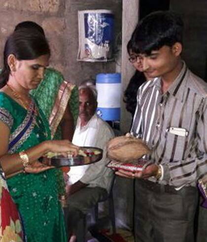 રાજકોટ: પોતાનાથી અડધી ઉંમરના પ્રેમી સાથે સેક્સલીલા રાખવા તેને દીકરી સાથે પરણાવી દેવાનો પ્લાન ઘડનારી જયશ્રી ગોહલનો ભાંડો ફૂટી જતાં તે પ્રેમી સાથે ભાગી ગઈ હતી. જયશ્રીના પતિએ આ અંગે નોંધાવેલી ફરિયાદના આધારે પોલીસે કાર્યવાહી કરીને જયશ્રી અને તેના પ્રેમી મયૂરને ઝડપી લીધાં છે.