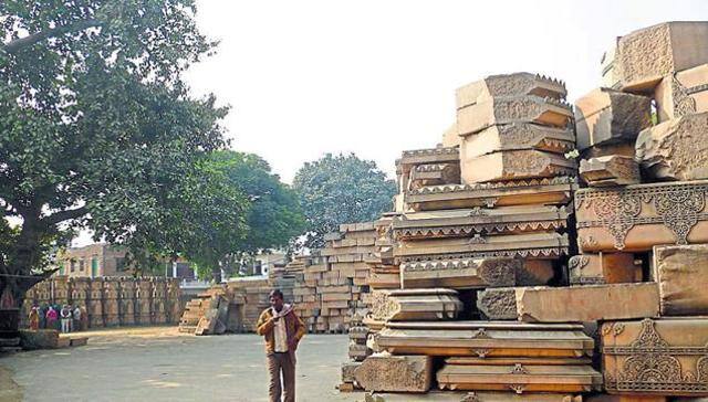 હાલ સિંહસ્‍થ પરિસરમાં આયોજીત ધર્મ સંસદમાં જે નિર્ણયો લેવામાં આવ્‍યા છે તે અનુસાર મંદિર નિર્માણની શરૂઆત રામલલ્લા પરિસરમાં સિંહદ્વાર નિર્માણથી શરૂ થશે. સંતોએ કહ્યુ હતુ કે, રામ મંદિર નિર્માણથી મોદી સરકારને કોઈ લેવા દેવા નથી. મંદિર લોકોના સહકારથી બનશે. ધર્મ સંસદમાં સંત આત્‍માનંદ, શાસ્‍વતાનંદ, નરેન્‍દ્રાનંદ, સુદર્શન મહારાજ, શ્રીમહંત અવધકિશોરદાસ, ચંદ્રોદેવદાસ સહિત મોટી સંખ્‍યામાં સંતો અને ભકતો હાજર રહ્યા હતા. આ દરમિયાન શ્રી રામ જન્‍મ ભૂમિ મંદિર નિર્માણ ન્‍યાસ અયોધ્‍યાના અધ્‍યક્ષ મહંત જન્‍મેજયશરણ મહારાજે કહ્યુ હતુ કે, રામ જન્‍મભૂમિ જેને વિવાદીત કહેવામાં આવે છે તે ૭૭ એકર જમીન નિર્મોહી અખાડાની છે. મંદિર નિર્માણ અને જમીનને લઈને અખાડો લડાઈ લડે છે. તેમણે કોર્ટના આદેશનું પાલન કરતા નિર્માણની વાત જણાવી હતી.