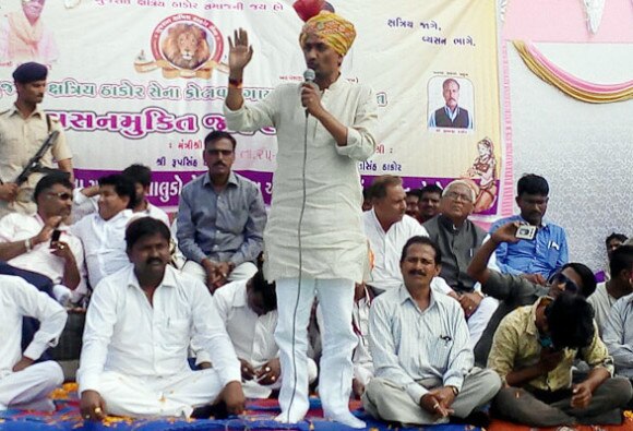 ગાંધીનગરઃ ક્ષત્રિય ઠાકોર સેના અને ઓબીસી એકતા મંચ દ્ધારા રાજ્યમાં દારૂબંધીના કાયદાને કડક કરવાની માંગણી સાથે 6 નવેમ્બરના રોજ ગાંધીનગર ખાતે મહાસભાનું આયોજન કરવામાં આવ્યું છે. જેમાં પાંચ લાખથી વધારે લોકો એકઠા થાય તેવી સંભાવના છે.