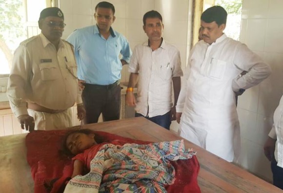 વનમંત્રી ગણપત વસાવાનું ગામ સુરત જિલ્લાના ઉમરપાડાના વાડી ગામમાં દિપડા સળગાવી દેવાની ઘટના બનતા વિવાદ શરૂ થયો છે. દિપડાને સળગાવાની ઘટના બનતા સરકારની ચિંતા વધી હતી. આ ઘટના બાદ વિવાદને ટાળવા માટે સરકારને તાત્કાલીક તપાસના આદેશ આપ્યા હતા. અને પાંચ સભ્યોની કમિટી બનાવીને તપાસ કવરામાં આવી આવશે. 