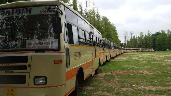 અમદાવાદ-સુરત, સુરત-અમરેલી, અમદાવાદ-દીવ, અમદાવાદ-સોમનાથ જેવી લાંબા અંતરની એસી બસો કે જેનો ઉપડવાથી પહોંચવા સુધીનો સમય ૮થી ૧ર કલાકનો હશે તેમાં આ સગવડ પહેલાં આપવામાં આવશે. હાલમાં એસટીની વોલ્વો બસમાં ફ્રી વાઇ-ફાઇ સેવા આપવામાં આવી રહી છે.