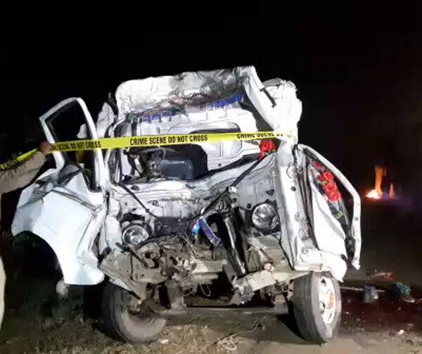 અમદાવાદઃ અમદાવાદના બગોદરા-ધોળકા રોડ પર મોડી રાત્રે મોટો અકસ્માત સર્જાયો છે. પીકઅપ વેન અને ટ્રક વચ્ચે આ અકસ્માત સર્જાયો છે. અકસ્માતમાં 14 લોકોના મોત નીપજ્યાં છે જ્યારે 3 લોકોની સ્થિતિ ગંભીર હોવાના અહેવાલ છે. આ ઘટનામાં જે લોકો ઘાયલ થયા છે તેને સારવાર અર્થે અમદાવાદની હૉસ્પિટલમાં ખસેડવામાં આવ્યા છે.