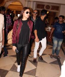 રાજકોટઃ ભારતીય ટીમનું એરપોર્ટ પર કરાયું ભવ્ય સ્વાગત, વિરાટ-અનુષ્કા પણ જોવા મળ્યા સાથે