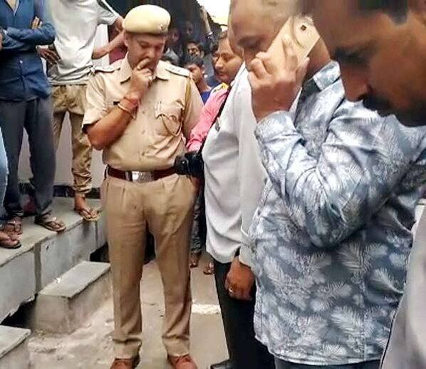 પોલીસે જણાવ્યું કે, આરોપી યોગેશનો પત્ની આરતી સાથે રોજ ઝઘડો થતો હતો. ધનતેરસના દિવસે પણ લોકોને આરતીનો અવાજ સાંભળવા મળ્યો હતો. જોકે, રોજની વાત હોવાથી લોકોએ ધ્યાન આપ્યું નહોતું. ઝઘડો વધતા યોગેશે પત્નીને જીવતી સળગાવી અને પછી તેના શરીરના ટુકડા કરી પ્લાસ્ટિકની થેલીઓમાં ભરી છૂપાવી દીધા હતા.
