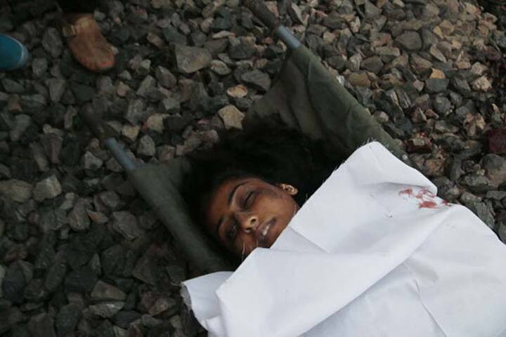 ઘટનાને પગેલે ટ્રેન રોકાઇ ગઇ હતી અને આમ્રપાલી ફાટક પાસે એક કલાક સુધી ટ્રાફિક જામ થઇ ગયો હતો. યુવતીના મૃતદેહને ટ્રેનમાં જ રેલવે સ્ટેશન લઇ જવાયો હતો. 