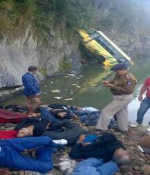 હિમાચલ પ્રદેશના મંડીમાં બસ નદીમાં ખાબક્તા 18 લોકોના મોત, દેશમાં અકસ્માતથી 44 લોકોના મોત