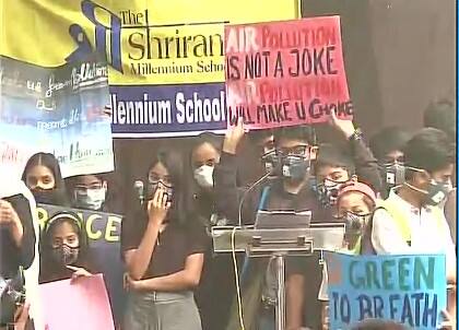 પ્રદૂષણ પર સરકારના વલણથી નારાજ દિલ્લીવાસીઓએ જંતર-મંતર પર વિરોધ પ્રદર્શન કર્યુ હતું. પ્રદર્શનમાં બાળકો, મહિલાઓ માસ્ક પહેરીને પહોંચ્યા હતા. ફિટનેસ એક્સપર્ટ વેસના જેકબના મતે શહેરમાં હાલમાં એટલુ ભયાનક પ્રદૂષણ છે કે બાળકોએ માસ્ક પહેર્યા વિના બહાર નીકળવું જોઇએ નહીં. બીજી તરફ કેજરીવાલ સરકારે આજે બપોરે ઇમરજન્સી બેઠક બોલાવી છે. જેમાં પ્રદૂષણના ઉકેલ માટેના ઉપાયો પર વિચાર કરવામાં આવશે. 