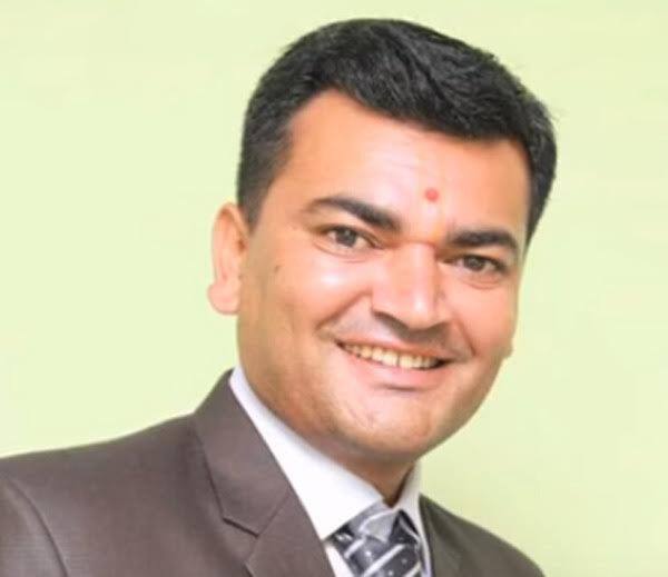 ભૂજ: કેન્યાના નૈરોબીના થીકા ટાઉન વિસ્તારમાં એક કચ્છી યુવકની હત્યા કરવામાં આવી છે. મુળ દંહિસરા ગામના રમેશ લિંબાણી પર અજાણ્યા શખ્સોએ ફાયરીંગ કરી હત્યા કરી હતી. રમેશ લિંબાણી છેલ્લાં 8 વર્ષથી નૈરોબીમાં રહેતા હતા. અને પથ્થર કાપવાનું કામ કરતાં હતા. ગઈકાલે બપોરે કામ પૂર્ણ પોતાના ઘરે પરત ફરતાં હતા ત્યારે આ ઘટના બની છે. રમેશ લિંબાણીના માતાપિતા કેન્યા જવા રવાના થયા છે.