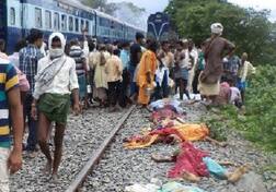 આણંદ: પાટા ઓળંગવા જતા ગરીબ રથ ટ્રેનની અડફેટે 3 ના મોત