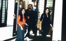 રાજકોટઃ વિરાટ-અનુષ્કા પહોંચ્યા પૂજારાના ઘરે, જાણો એરપોર્ટ પર વિરાટે અનુષ્કાને કેવી રીતે કરી વિદાય