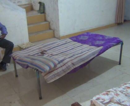 ફોન આવતા જ પોલીસ ઘટનાસ્થળે પહોંચી હતી અને નીશાબેનની લાશને પીએમ રિપોર્ટ માટે મોકલી આપી હતી. પ્રાથમિક તપાસમાં પોલીસને લૂંટ થયાના કોઇ પુરાવા મળ્યા નહોતા. પોલીસને નીશાબેનના પુત્ર યશ પર જ શંકા ઉપજી હતી. બાદમાં પોલીસે યશની કડક પૂછપરછ કરતા તેણે તેના મિત્ર સાથે મળીને તેની માતાની હત્યા કરી હોવાનું કબૂલ્યુ હતું અને બાદમાં લૂંટની ખોટી સ્ટોરી ઉભી કરી હતી. 