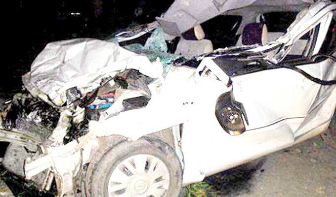 મળતી માહિતી મુજબ સુરતમાં રહેતા વિકાસભાઇ ગહેલોતનો પરિવાર અને મહારાષ્ટ્રના પુણે ખાતે રહેતો રાઠોડ પરિવાર ફોર્ચ્યુનર કારમાં ગત મોડી રાત્રે વડોદરાથી સુરત તરફ પરત ફરી રહ્યાે હતો. દરમિયાનમાં નેશનલ હાઇવે નં.8 પર કરજણ નજીક શિવકૃપા હોટલ પાસે પુરપાટ ઝડપે જતી ફોર્ચ્યુનર કાર પરથી કાબૂ ગુમાવતાં કાર ડિવાઇડરને અથડાઇ સામેથી જોધપુર જતી લક્ષ્મી ટ્રાવેલ્સ નામની બસને અથડાઇ હતી. 