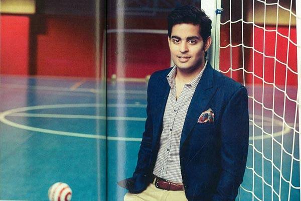 આકાશ અંબાણી મુકેશ અંબાણી અને નીતા અંબાણીનો મોટો પુત્ર છે. વાસ્તવમાં આકાશ અને ઈશા અંબાણી ટ્વિન્સ છે. આકાશ અંબાણી હાલમાં રીલાયન્સ રીટેઈલ અને જીયોના બોર્ડ ઓફ ડિરેક્ટર્સમાં છે. રીલાયન્સના મહત્વાકાંક્ષી જીયો પ્રોજેક્ટ સાથે આકાશ નજીકથી સંકળાયેલો છે. 