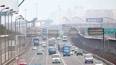 અગાઉ વડોદરાને સ્માર્ટ સિટી બનાવવાની જાહેરાત કર્યાં બાદ અમદાવાદ વડોદરા એક્સપ્રેસ હાઈવેને મુંબઈ સુધી વિકસાવવાના કામને મંજૂરી અપાઈ હતી. આ માર્ગ મુંબઈના ધીસારથી વડોદરા સુધી 388 કિ.મી. લાંબો બનાવવાની વાત યોજના હતી. જોકે, હાલ પુરતી આ પ્રોજેક્ટ પર રોક લગાવી દેવાઈ છે.