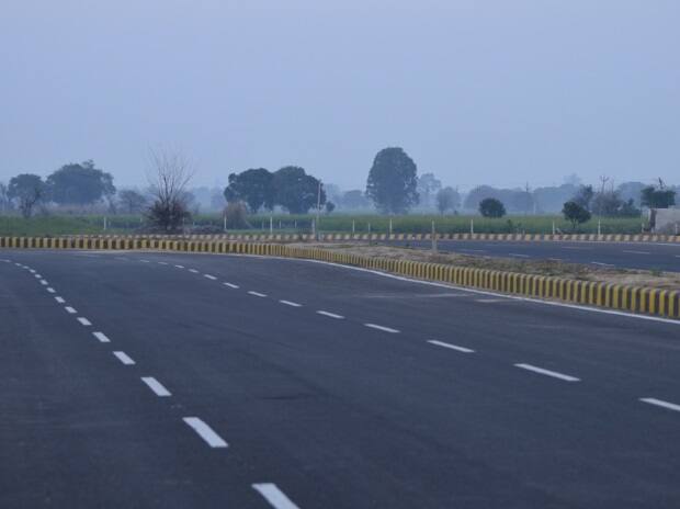 268 કિલોમીટર લાંબો અને 120 મીટર પહોળો મુંબઈ-વડોદરા એક્સપ્રેસ હાઇવે બનાવવામાં અંદાજિત 3500 હેકટરથી વધુ ખેતીલાયક જમીન કામે લેવાશે ત્યારે એક્સપ્રેસ હાઈવેની કામગીરીમાં સુરત, ભરૂચ, નવસારી, વડોદરા અને વલસાડ આમ પાંચ જીલ્લાના 800 થી પણ વધુ ખેડૂતોને આની સીધી અસર પહોંચશે. ચોંકાવનારી બાબત મુજબ મુંબઈ વડોદરા એક્સપ્રેસ હાઈવે બનાવવાની મંજૂરી મેળવવા માટે સરકારે ખોટું ચલાવવાની બાબતે કામગીરીથી સંપાદન કરેલી જમીન પરથી 30,000 જેટલા વૃક્ષો કપાશે એવું એક એફિડેવિટ રજૂ કરેલ જ્યારે હકીકત એ છે કે, નેશનલ હાઈવેની કામગીરીમાં 7 લાખથી વધુ ઝાડનું નિકંદન કરવામાં આવે તેમ છે.