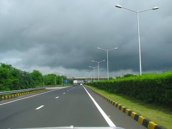 આટલું નહીં પણ કામગીરીથી ખેડૂતોની ખેતીલાયક જમીનો છીનવાઇ જવા સાથે ખેતી અને કુદરતી સંપત્તિઓને પણ મોટી નુકસાની પહોંચવા બાબતે ખોટું કરાતું હોય રીતની ગંભીર વાતે ગ્રીન ટ્રીબ્યુનલમાં થયેલી ફરિયાદથી કોર્ટનું ધ્યાન દોરતા કોર્ટે ફરિયાદની ગંભીરતાને ધ્યાને લઈને મુંબઈ વડોદરા એક્સપ્રેસ હાઇવે ની કામગીરી પર આગામી તારીખ 29-11- 2016 સુધી સ્ટે આપ્યો છે આટલુંજ નહીં પણ નેશનલ હાઇવે ઓથોરિટી ને તમામ કામગીરી રોકી દેવા નો પણ આદેશ કર્યો છે. ત્યારે આગામી 29-11-2016ના રોજ હવે નેશનલ ગ્રીન ટ્રીબ્યુનલ અંતિમ નિર્ણય કરશે જેમાં એક્સપ્રેસ હાઈવેની કામગીરી યથાવત રાખવી કે મંજૂરી રદ કરવી તે નક્કી કરાશે.